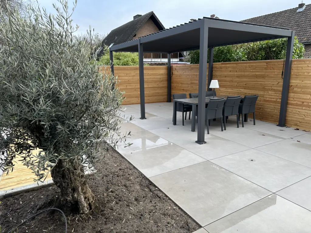 Großzügiger Pool mit modernem Gartenzimmer