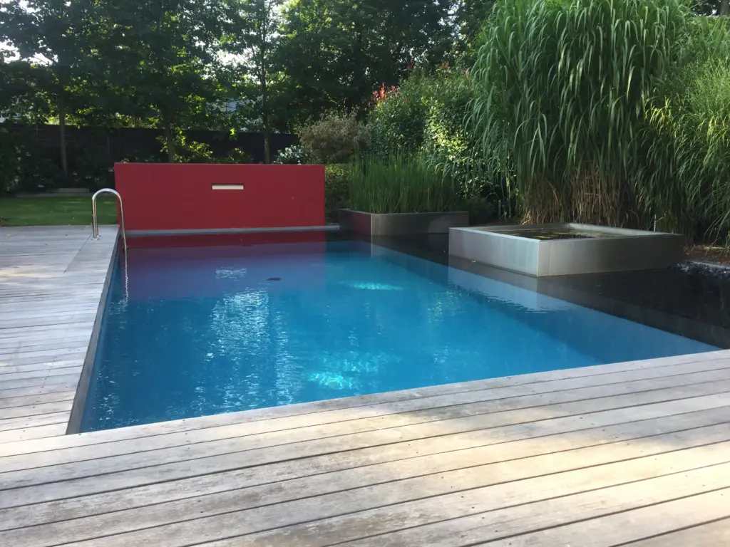 Pool mit Holzterrasse und Gartengestaltung