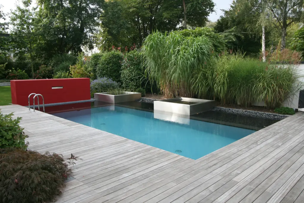 Pool mit Holzterrasse und Gartengestaltung