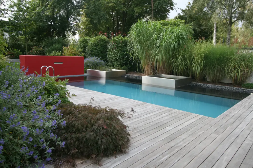 Pool mit Holzterrasse und Gartengestaltung