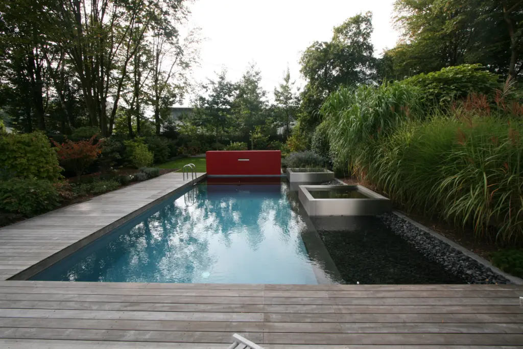 Pool mit Holzterrasse und Gartengestaltung