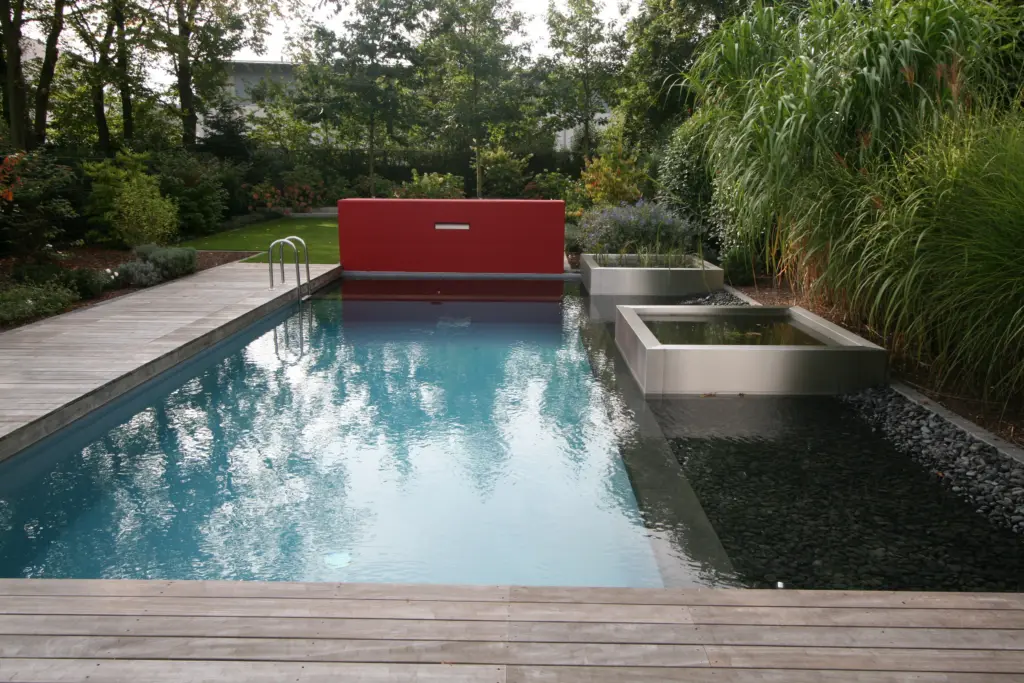 Pool mit Holzterrasse und Gartengestaltung
