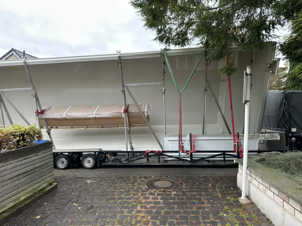 CompassPool als Überlaufpool mit Rollladenabdeckung