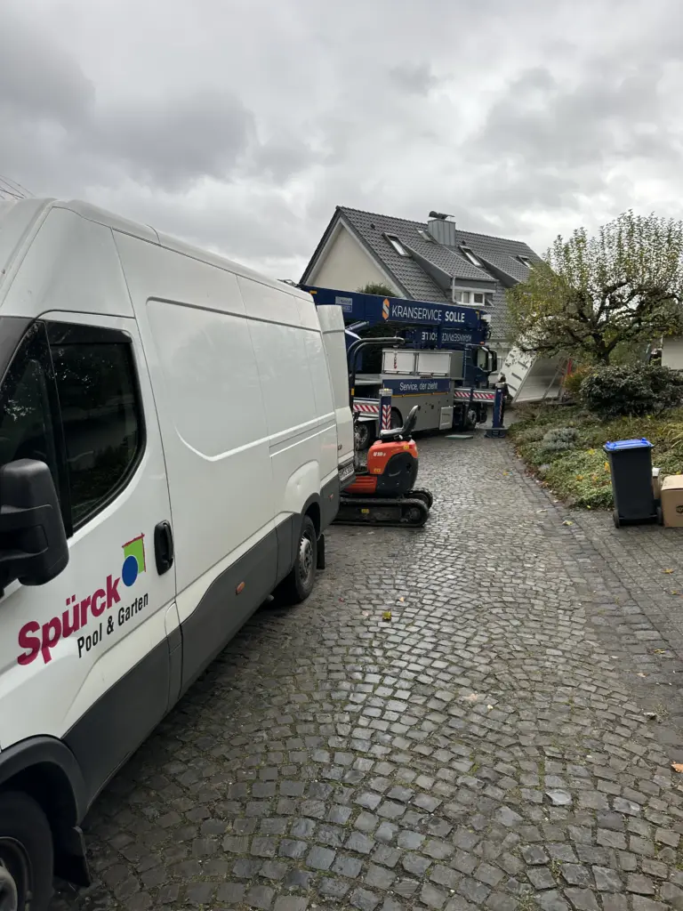 CompassPool als Überlaufpool mit Rollladenabdeckung