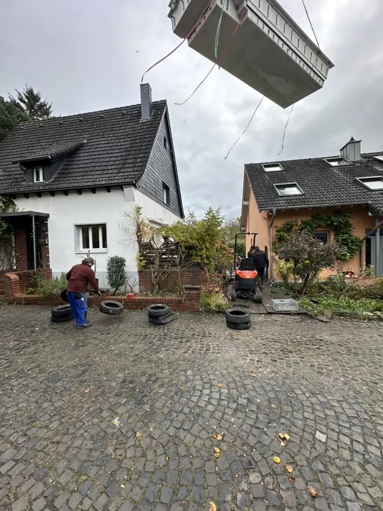 CompassPool als Überlaufpool mit Rollladenabdeckung
