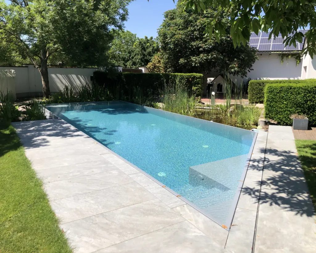 Hybridpool auf Salzwasserbasis als Überlaufpool