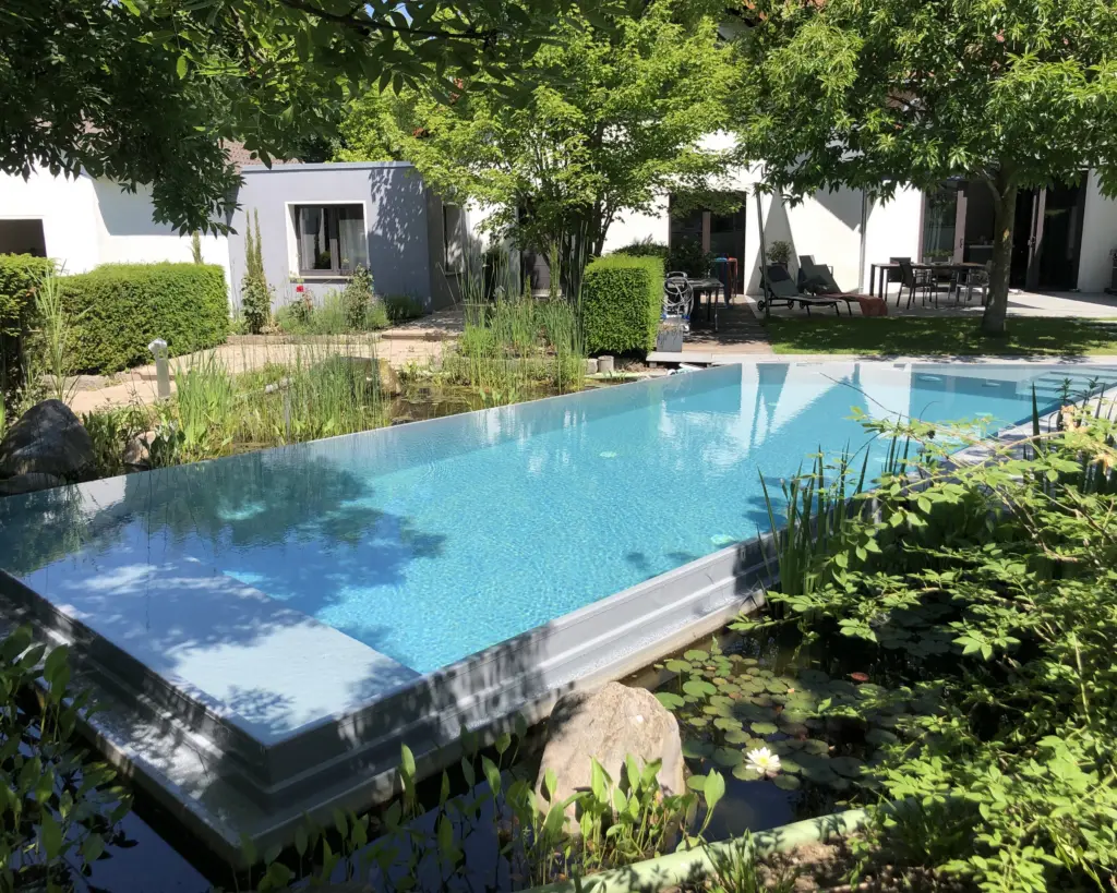 Hybridpool auf Salzwasserbasis als Überlaufpool