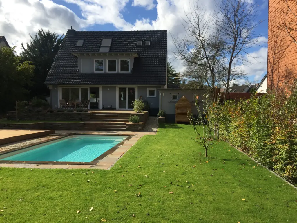 Pool mit verschiebbarem Holzdeck