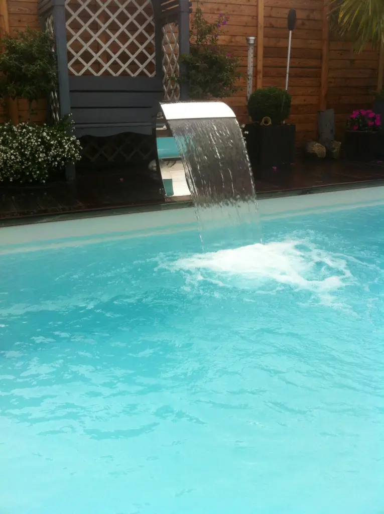 Chlorpool mit Holzdeck und Wasserspiel