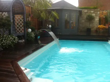 Chlorpool mit Holzdeck und Wasserspiel