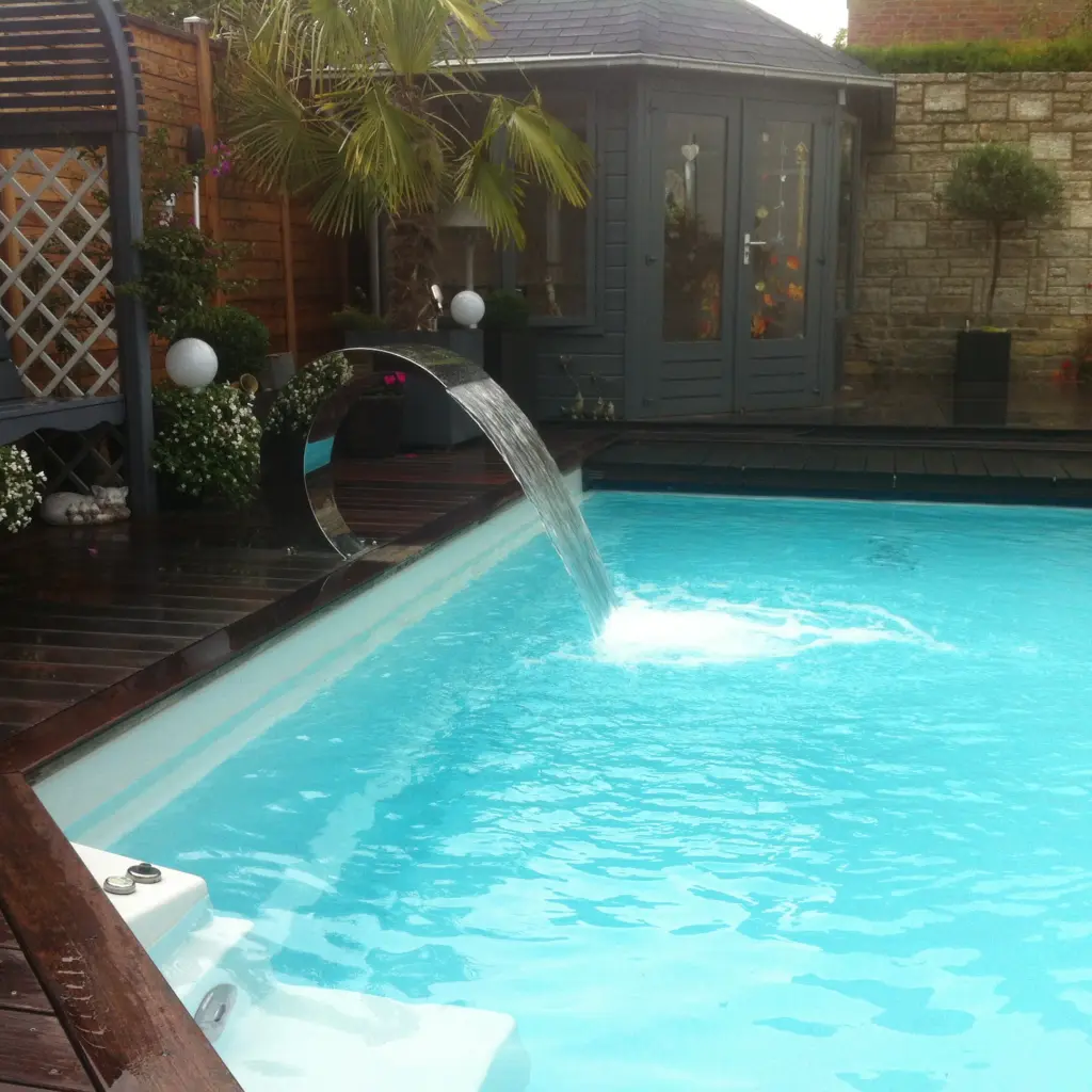 Chlorpool mit Holzdeck und Wasserspiel