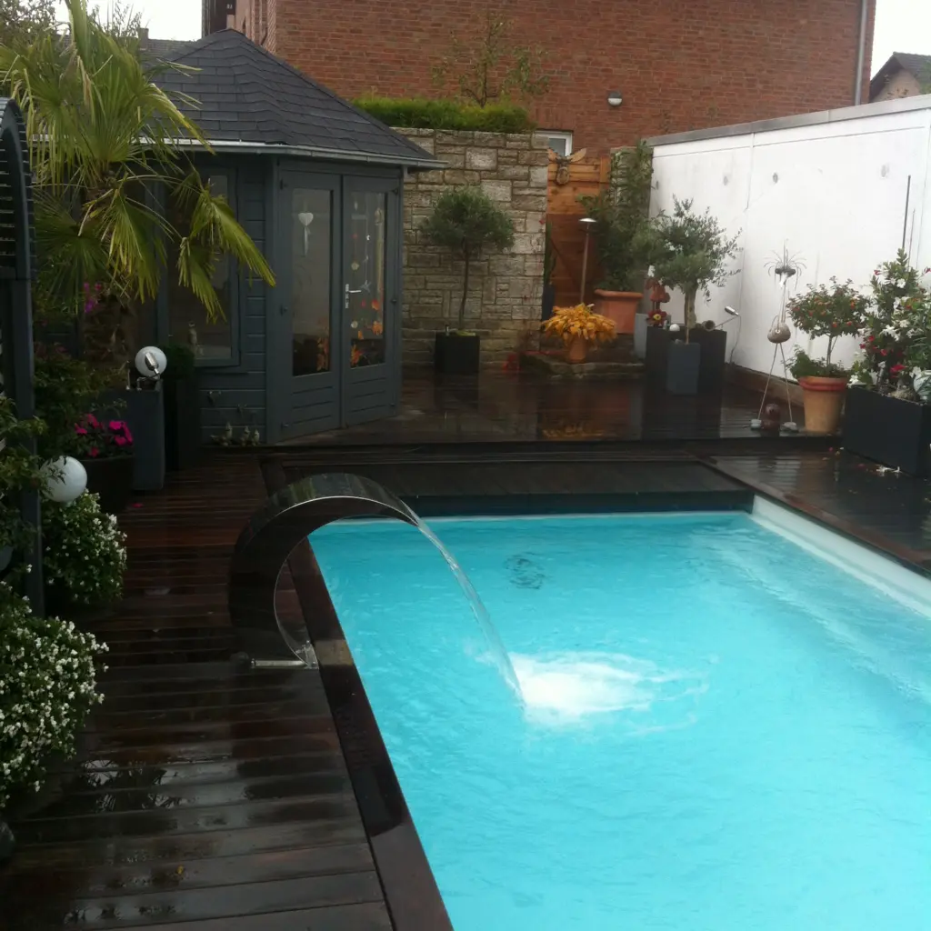 Chlorpool mit Holzdeck und Wasserspiel