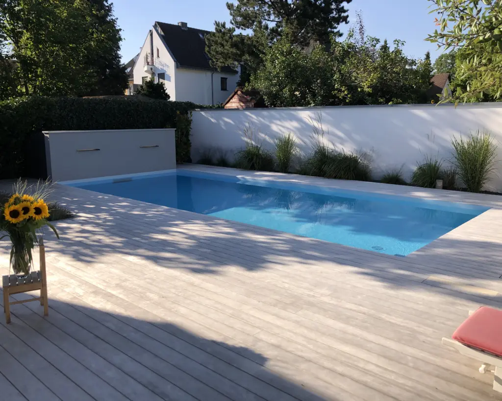 Swimmingpool mit Sitzbänken und Sichtschutz
