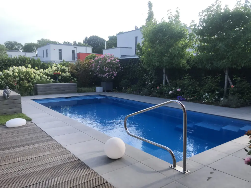 Swimmingpool mit Sitzbänken und Sichtschutz