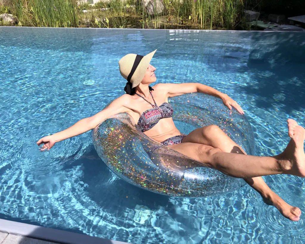 Hybridpool auf Salzwasserbasis als Überlaufpool