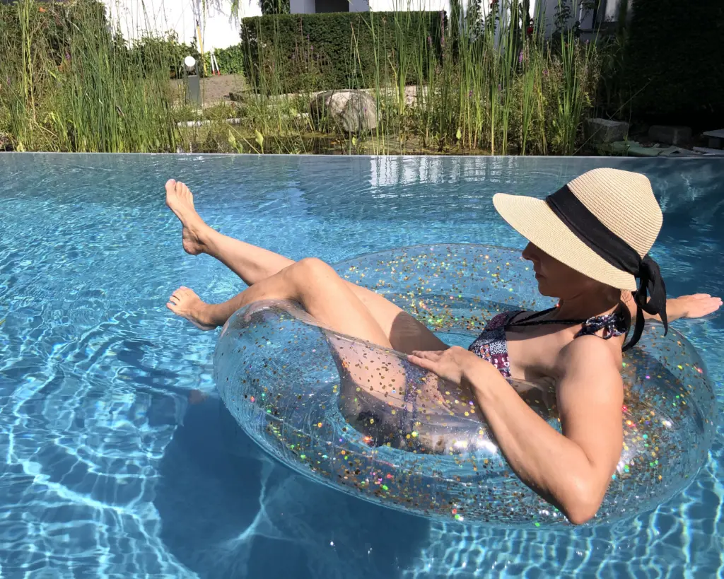 Hybridpool auf Salzwasserbasis als Überlaufpool