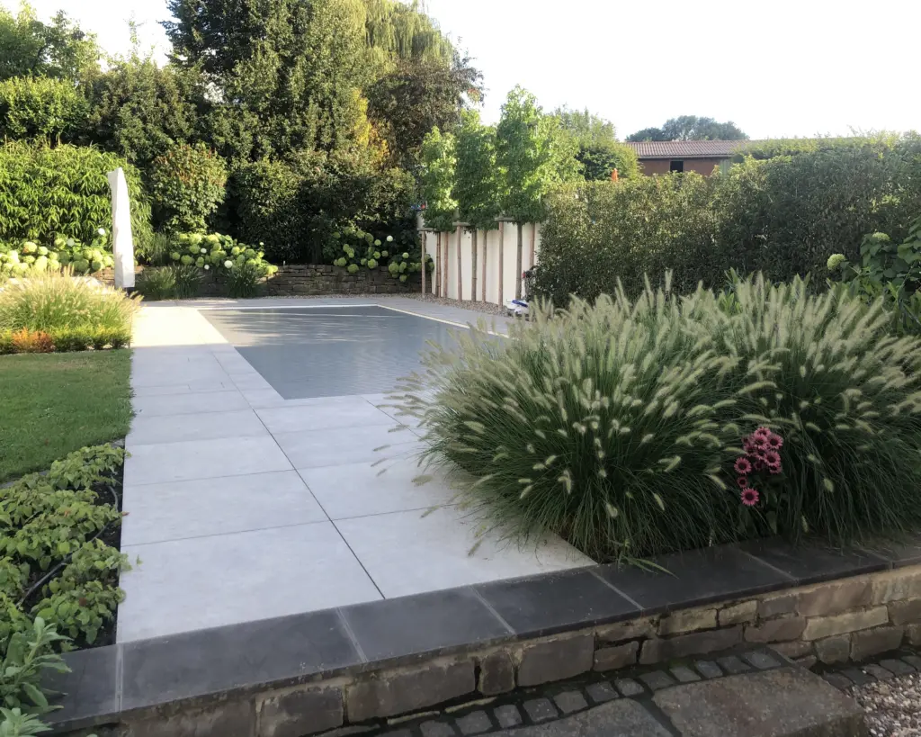 Pool mit moderner Gartengestaltung