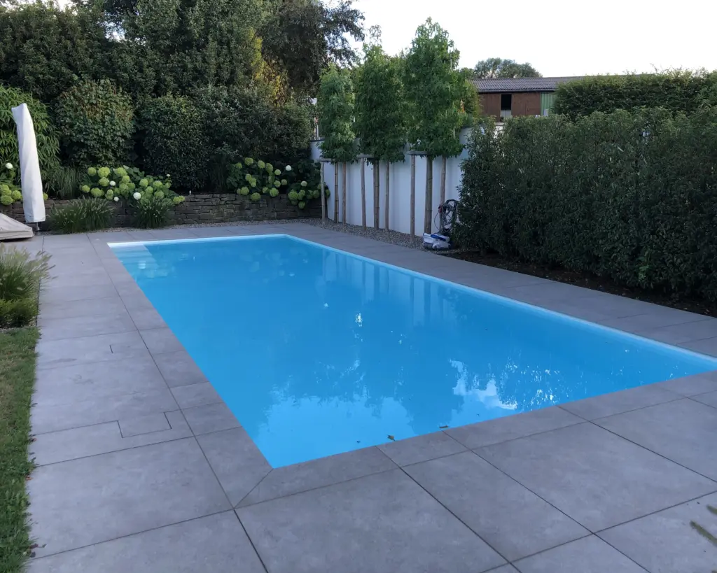 Pool mit moderner Gartengestaltung