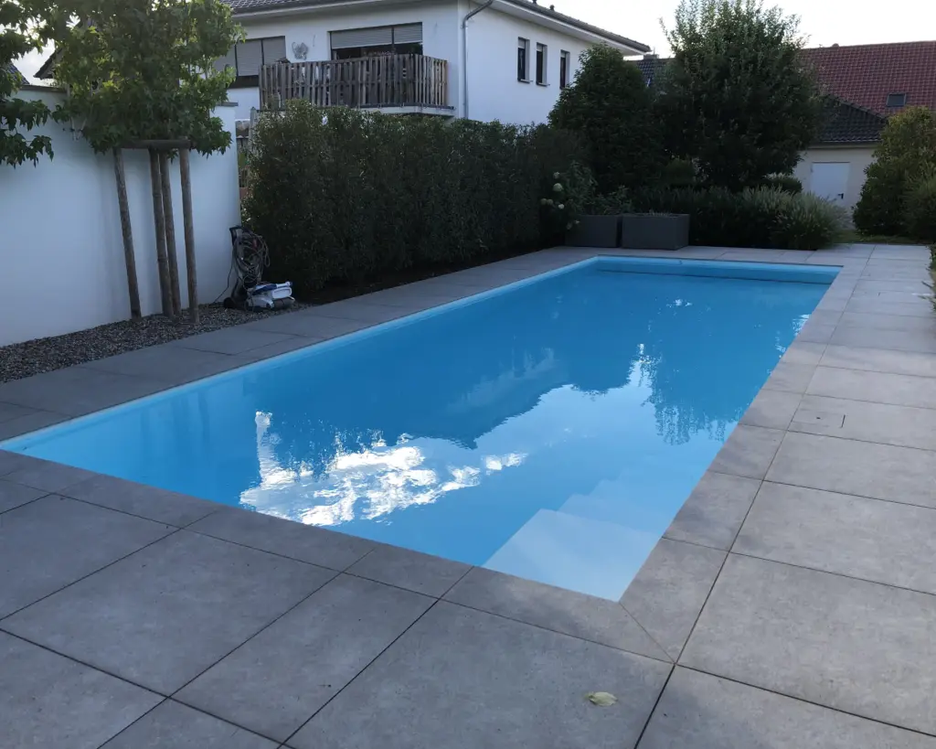 Pool mit moderner Gartengestaltung