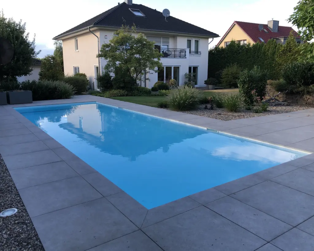 Pool mit moderner Gartengestaltung
