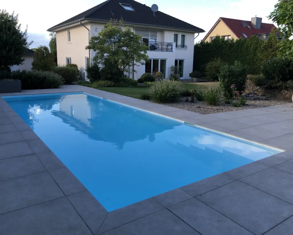 Pool mit moderner Gartengestaltung