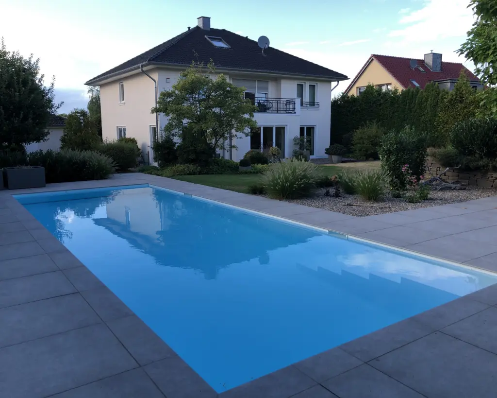 Pool mit moderner Gartengestaltung