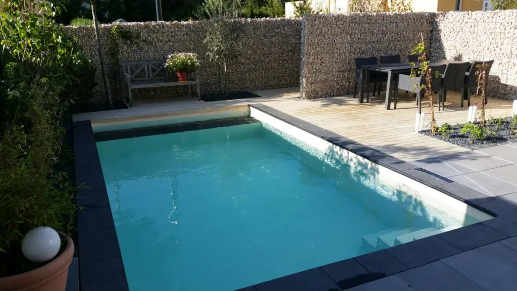 Großzügiger Pool mit modernem Gartenzimmer