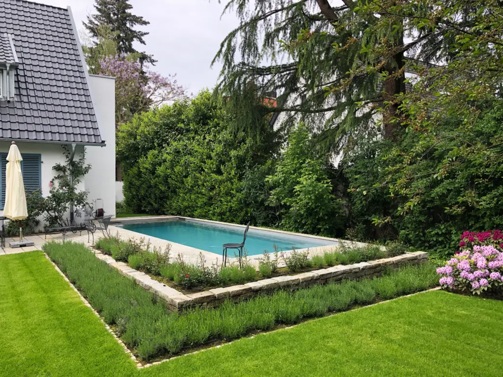 CompassPool mit Terrassenfläche und Gartenrahmen
