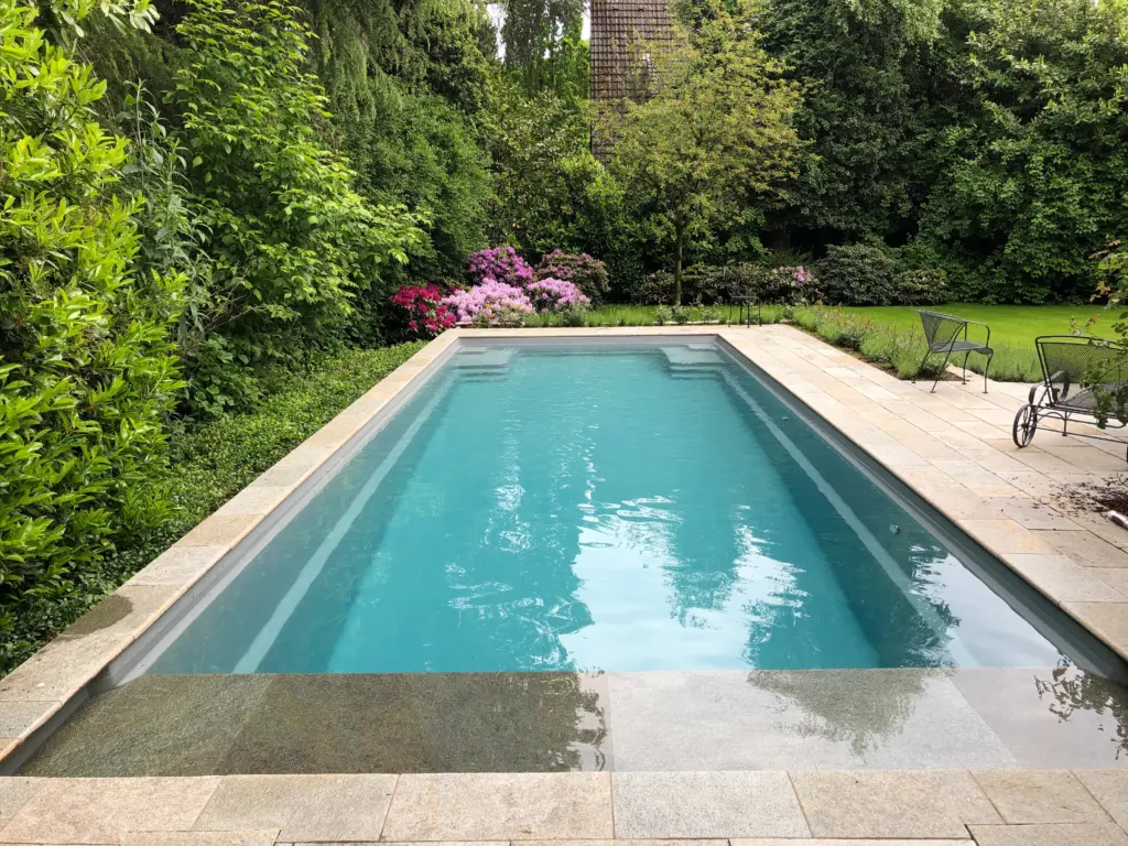 CompassPool mit Terrassenfläche und Gartenrahmen