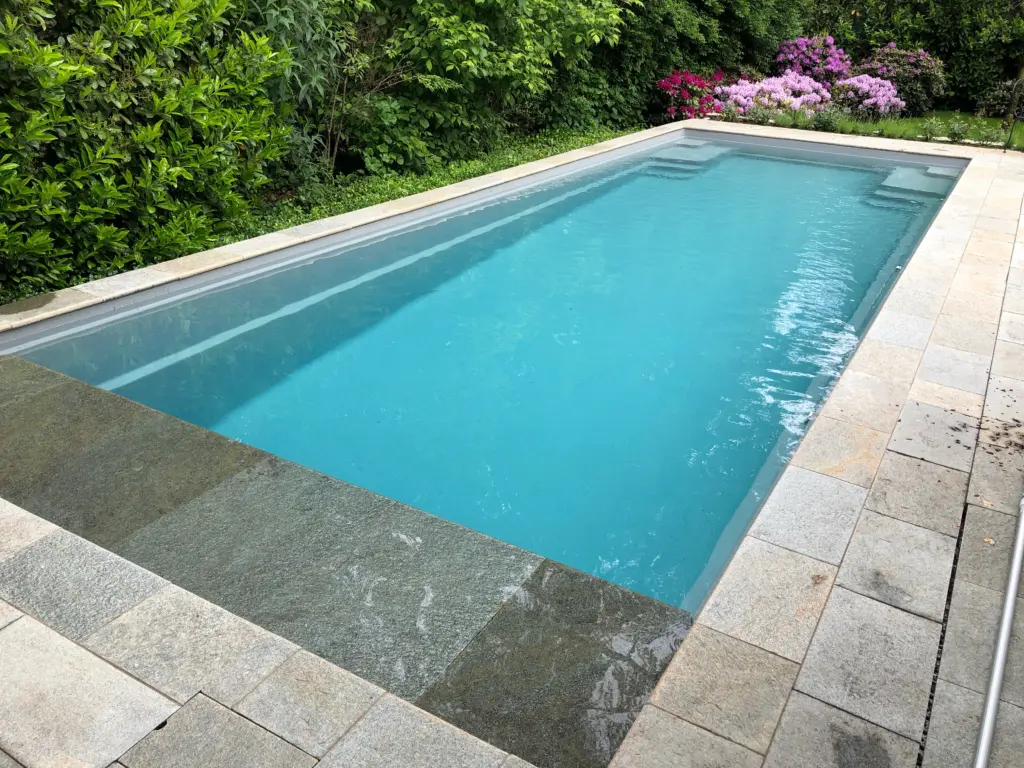 CompassPool mit Terrassenfläche und Gartenrahmen