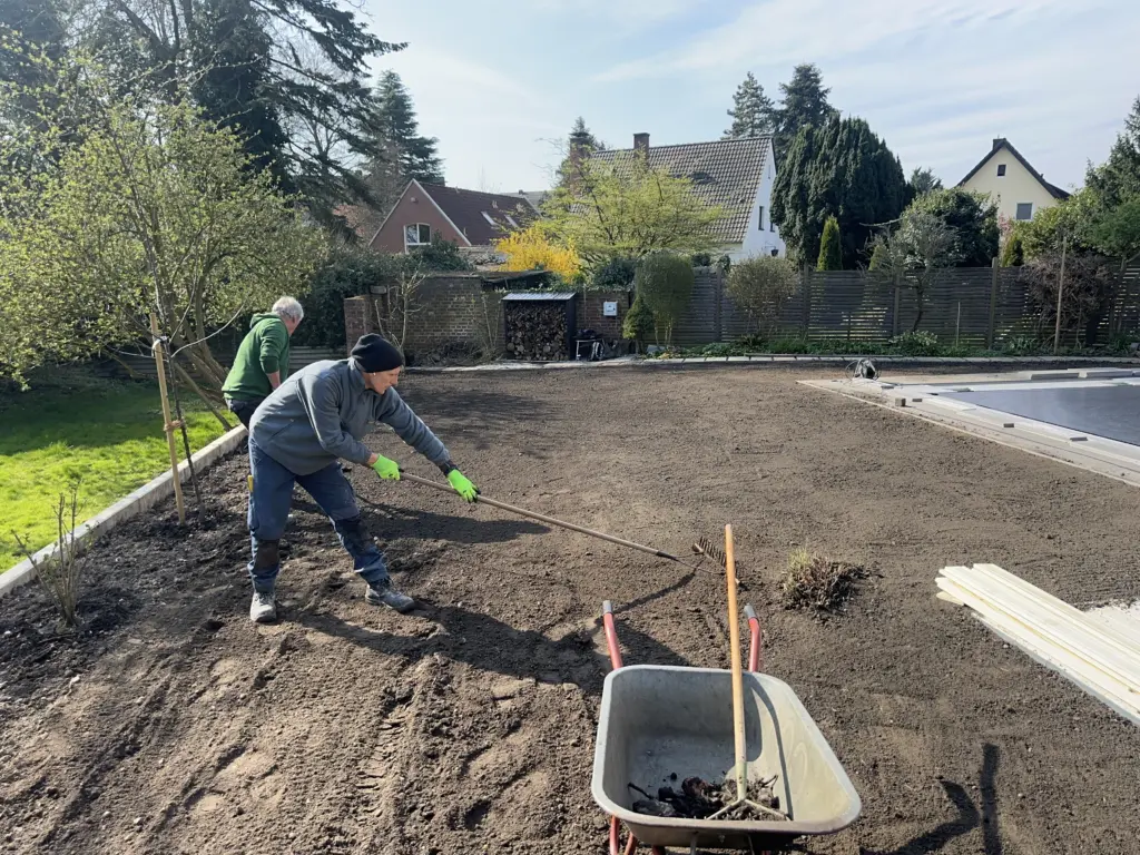 CompassPool als Überlaufpool mit Rollladenabdeckung