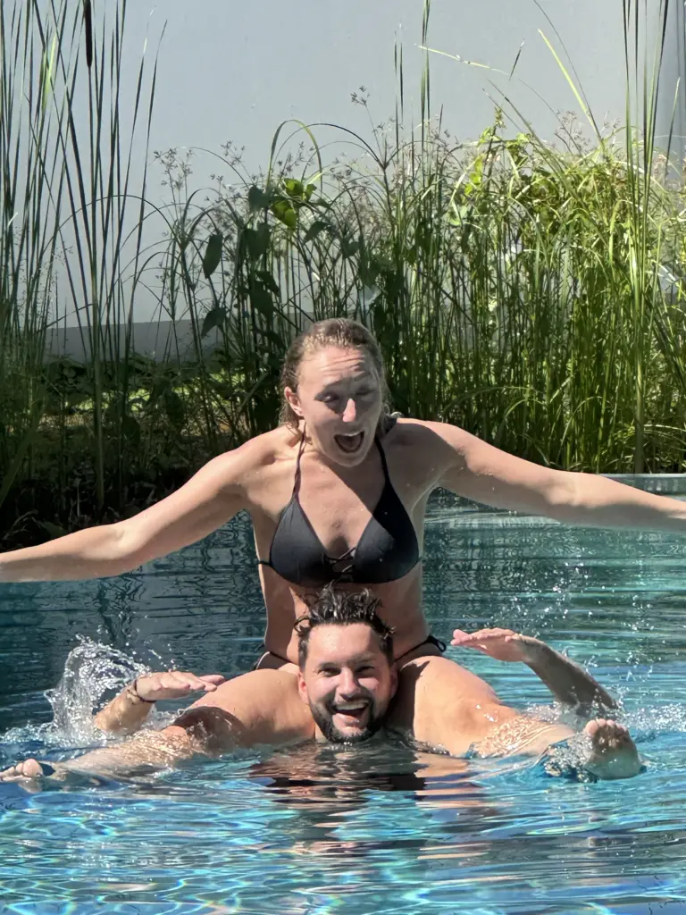 Hybridpool auf Salzwasserbasis als Überlaufpool