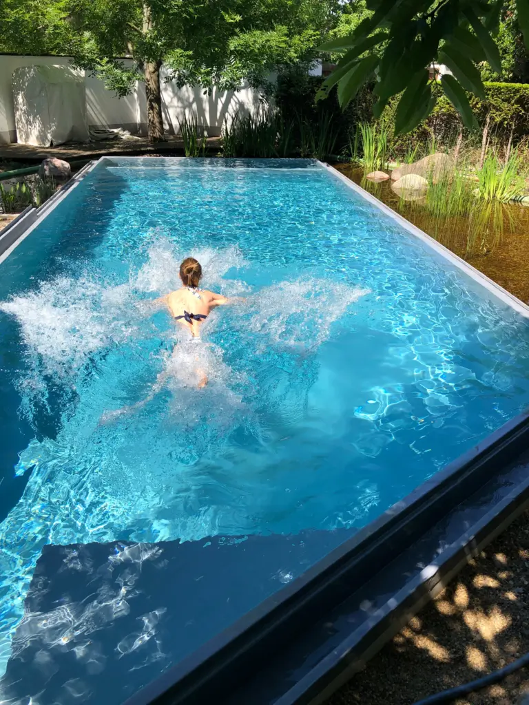 Hybridpool auf Salzwasserbasis als Überlaufpool
