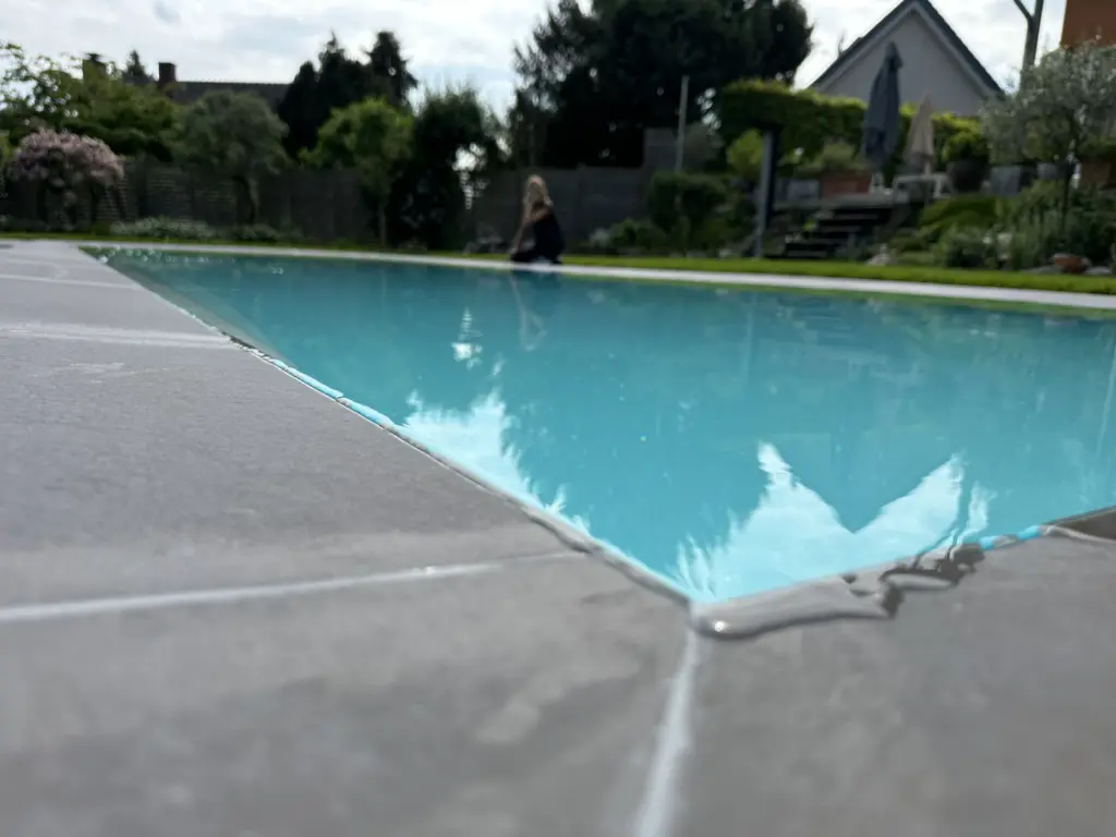 CompassPool als Überlaufpool mit Rollladenabdeckung