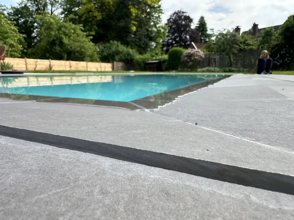 CompassPool als Überlaufpool mit Rollladenabdeckung