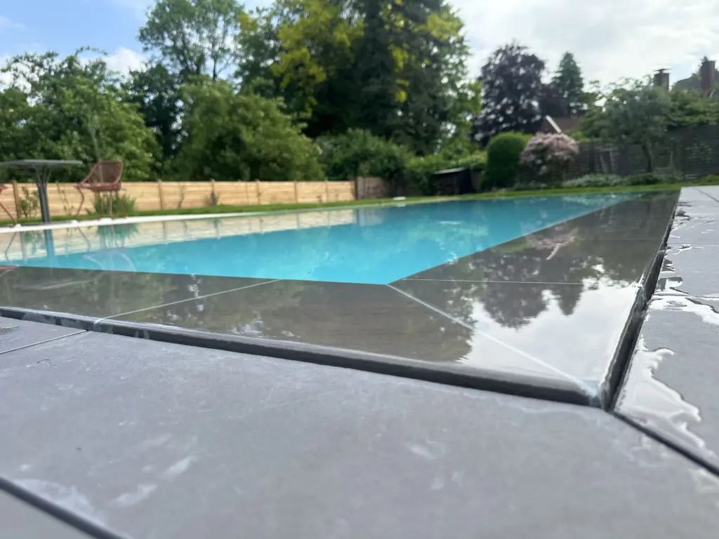 CompassPool als Überlaufpool mit Rollladenabdeckung