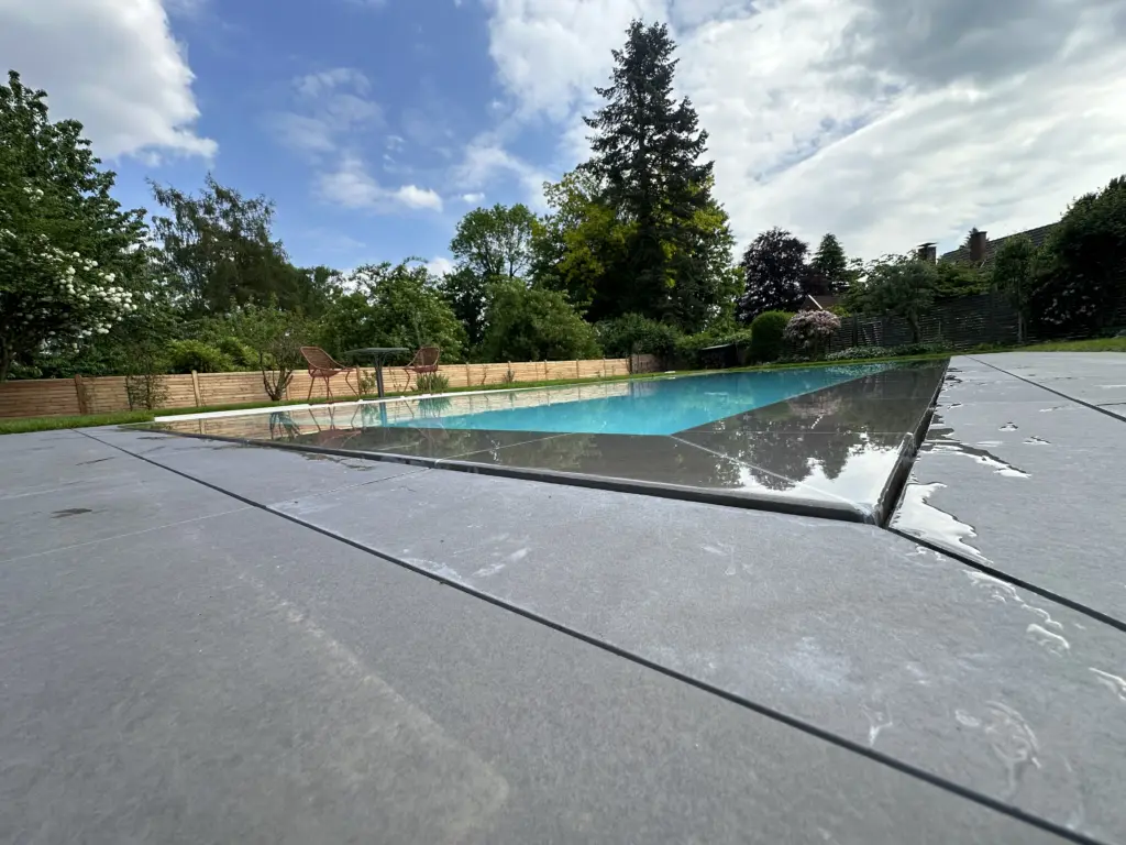 CompassPool als Überlaufpool mit Rollladenabdeckung