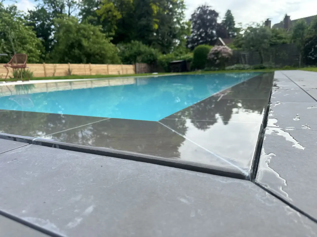 CompassPool als Überlaufpool mit Rollladenabdeckung