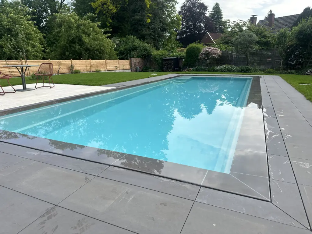 CompassPool als Überlaufpool mit Rollladenabdeckung
