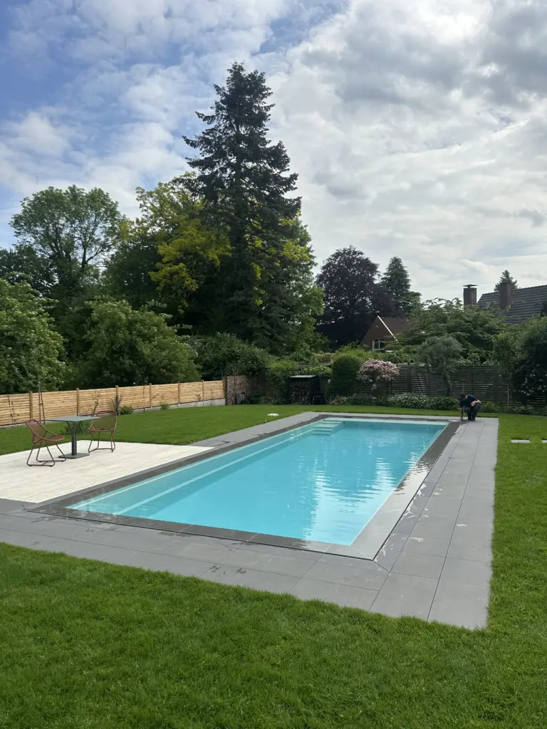CompassPool als Überlaufpool mit Rollladenabdeckung