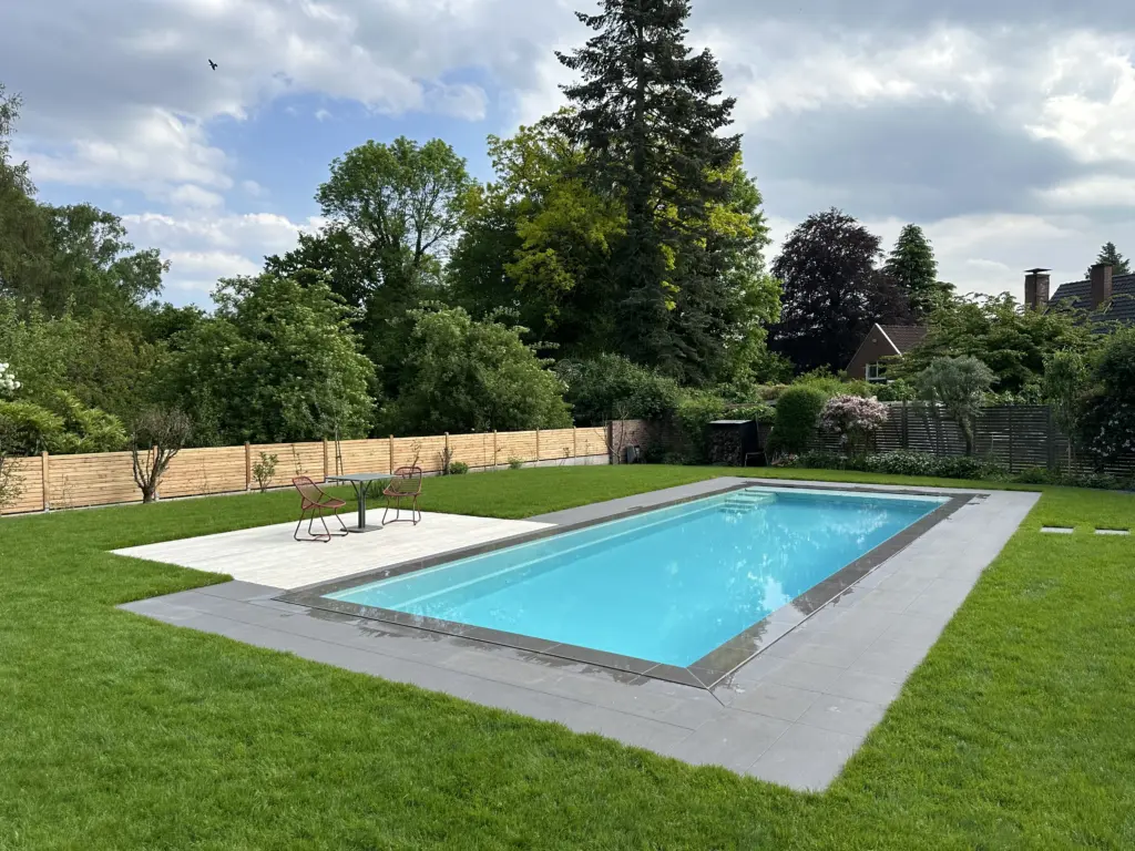CompassPool als Überlaufpool mit Rollladenabdeckung