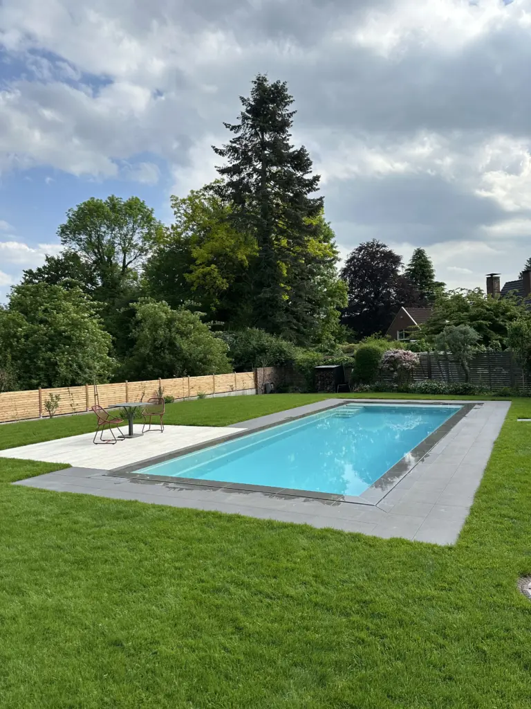 CompassPool als Überlaufpool mit Rollladenabdeckung