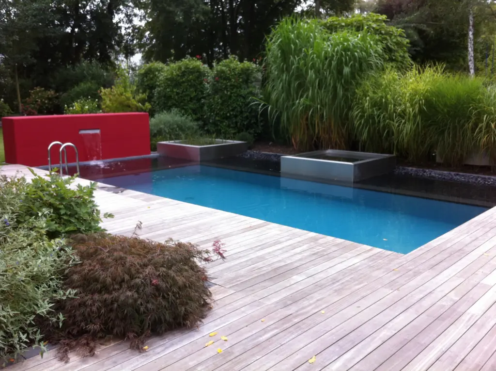 Pool mit Holzterrasse und Gartengestaltung