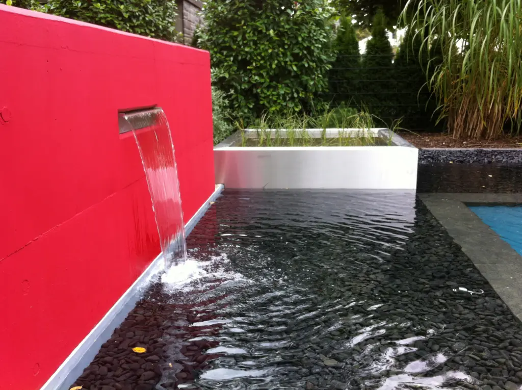 Pool mit Holzterrasse und Gartengestaltung
