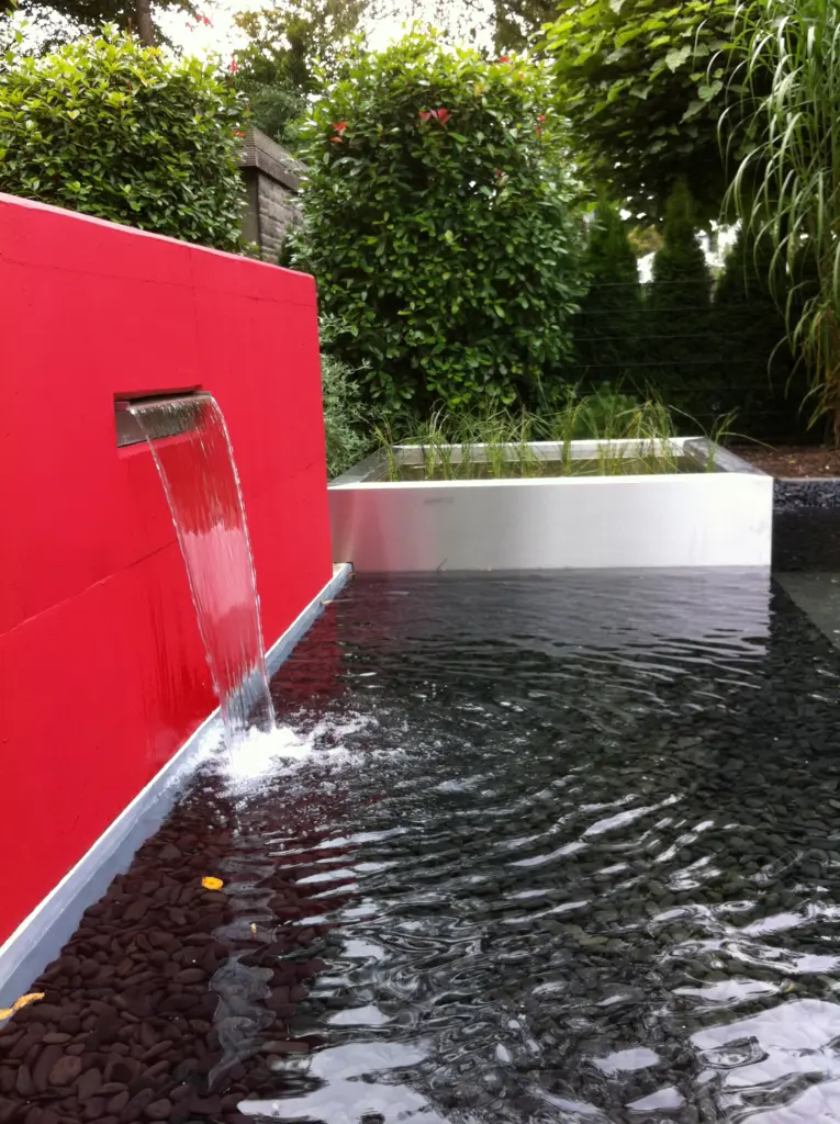 Pool mit Holzterrasse und Gartengestaltung