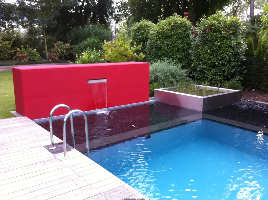 Pool mit Holzterrasse und Gartengestaltung