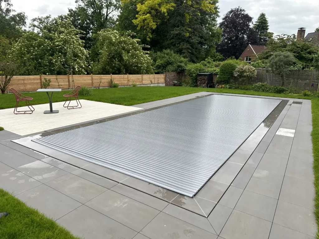 CompassPool als Überlaufpool mit Rollladenabdeckung