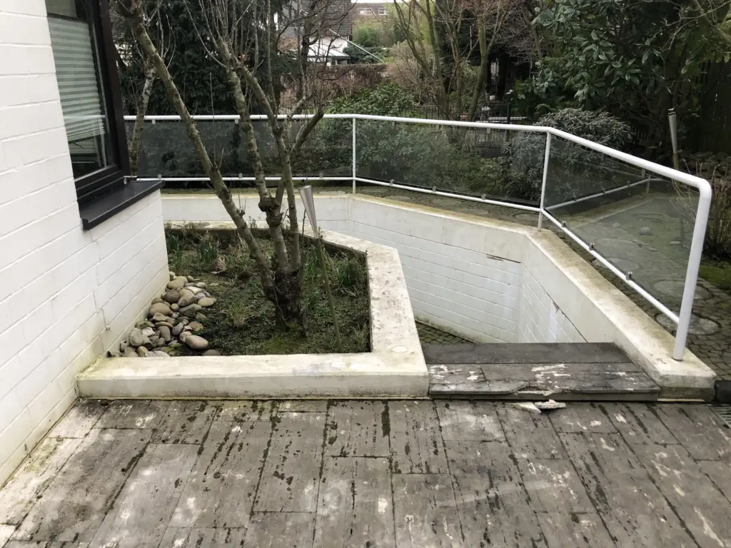 Kompakter Salzwasserpool mit Abendbeleuchtung