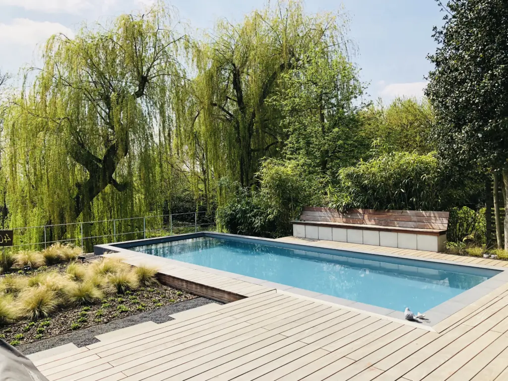Moderner Pool mit integrierter Landschaftsarchitektur