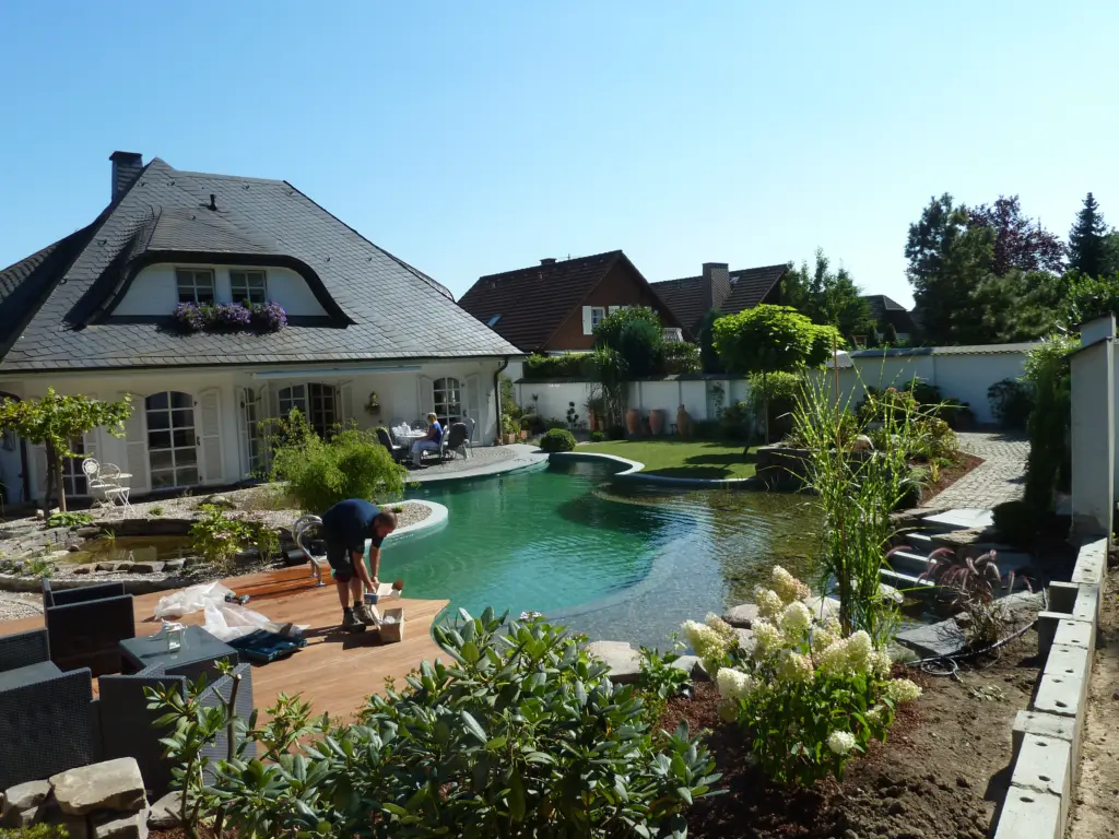 Schwimmteich mit geschwungener Badezone und Uferbereich